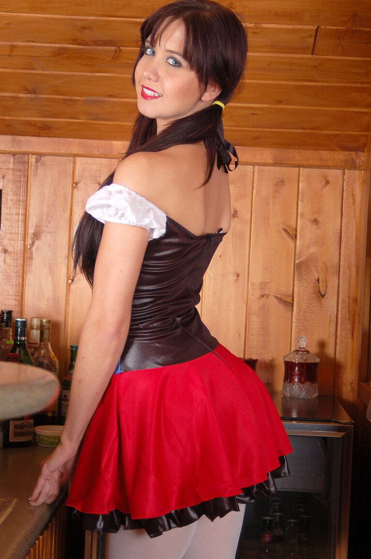 16P Eye Candy Avenue Chatte de barmaid allemande super chaude