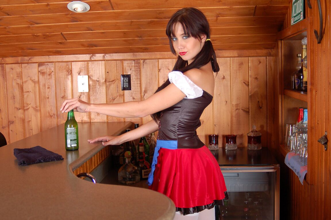 16P Eye Candy Avenue Chatte de barmaid allemande super chaude