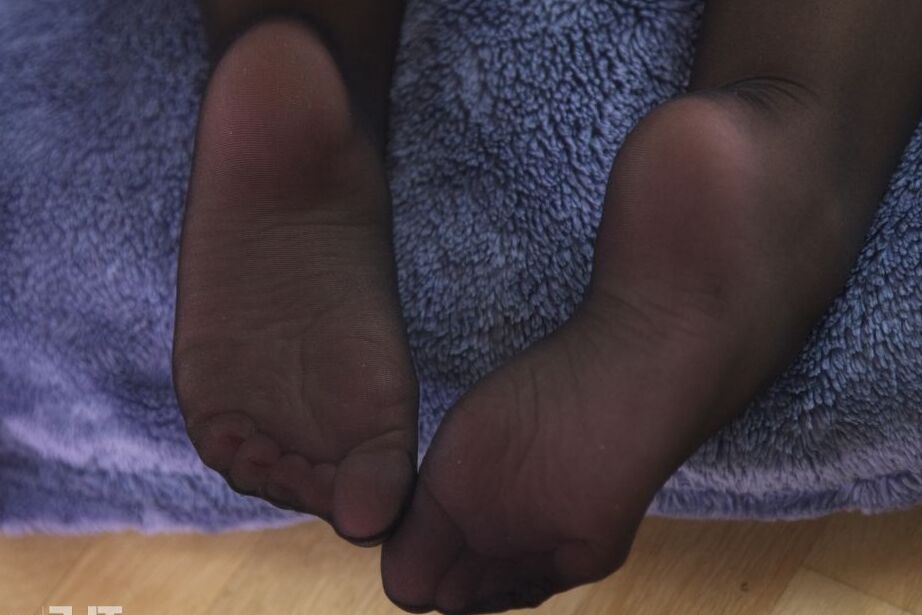 16P La joven rubia Lovita Fate muestra los dedos de sus pies pintados antes de tocar su raja calva