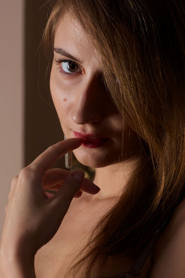 16P Das 18-jährige Mädchen Chris zieht ihre Shows aus und entblößt dabei ihre Intimbereiche