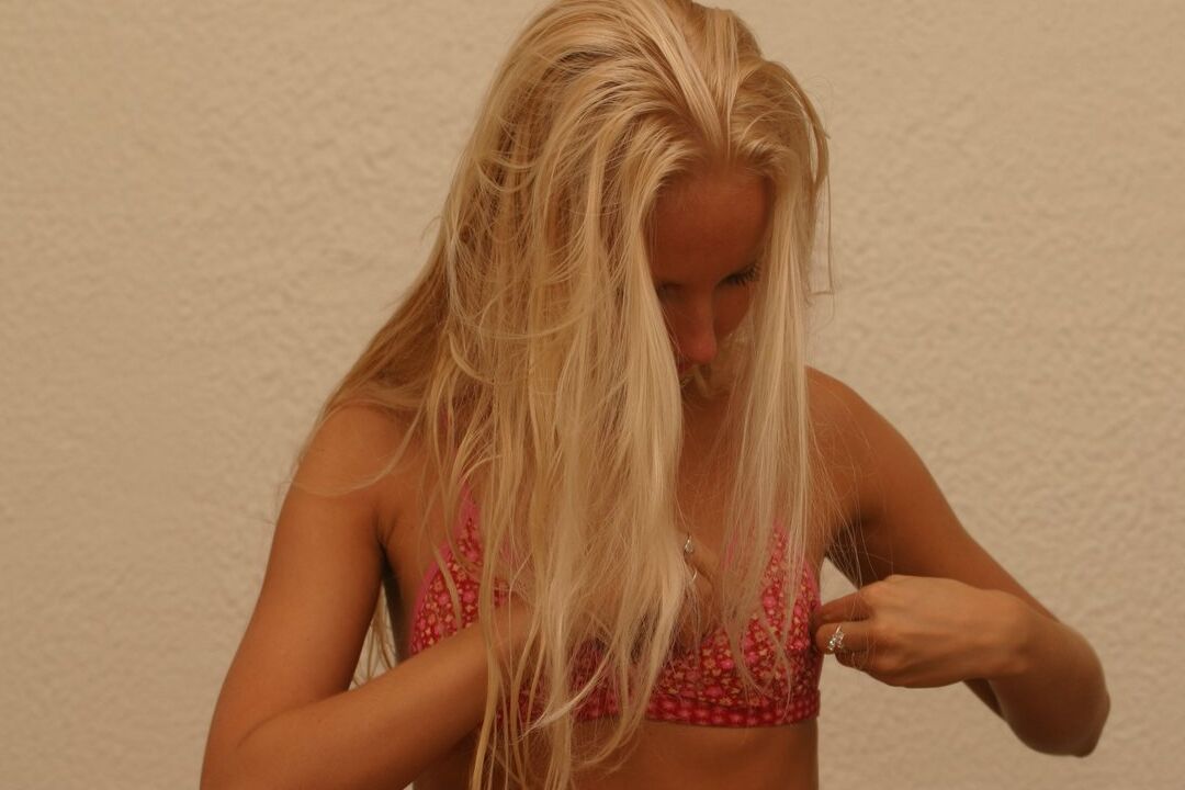 21P La joven amateur de pelo rubio Stasya revela su coño recortado en solitario