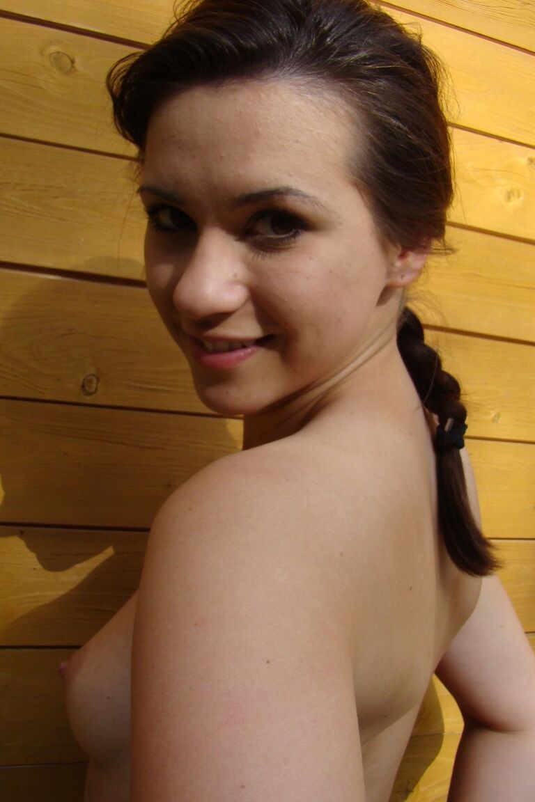 21P A adolescente gostosa Carrie Sass mostra sua vulva rosa enquanto brinca com seus seios naturais