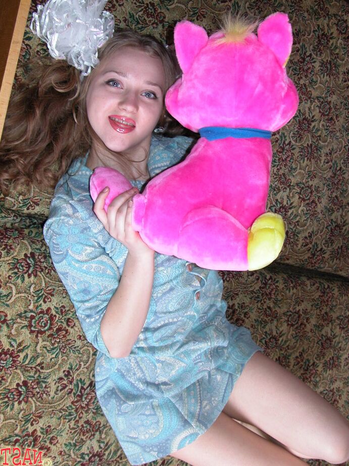 21P Der kaum volljährige Teenager Anya zieht sich in ihrem Schlafzimmer aus und masturbiert mit einem Spielzeug