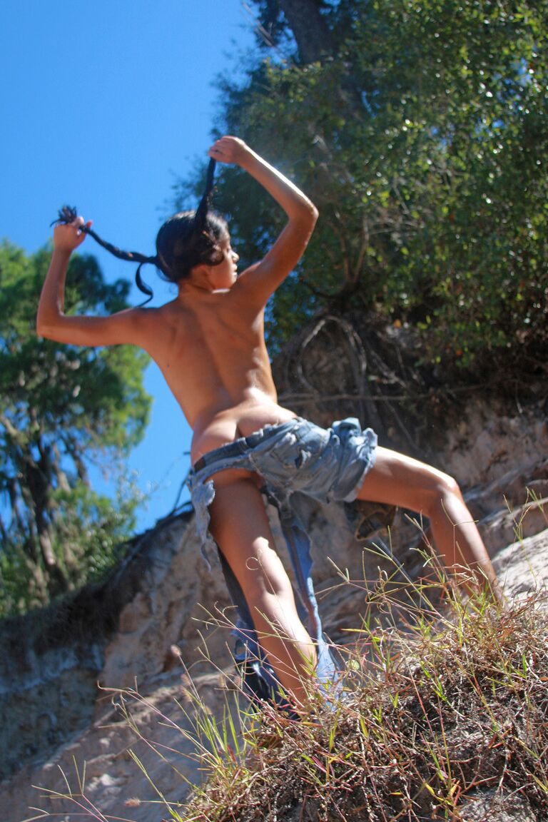 21P La esbelta adolescente con jeans rotos Layla expone su hermoso cuerpo aceitado al aire libre
