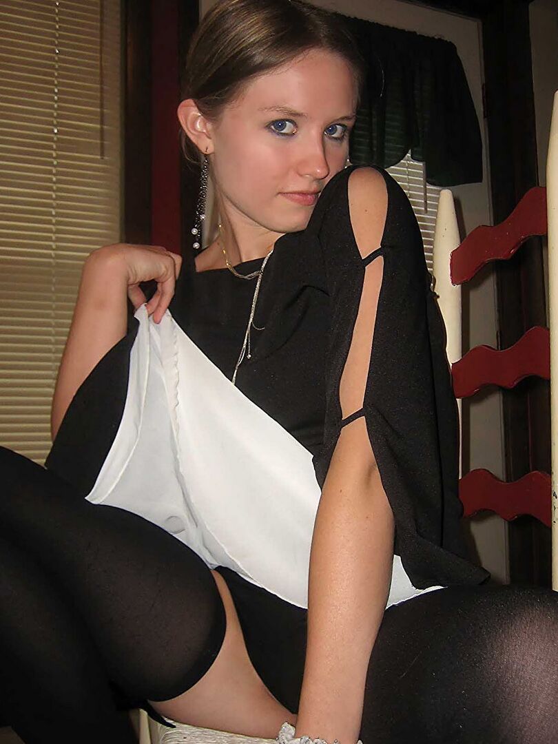 12P A adolescente excitada Shelby tira tudo, menos sua meia-calça preta e