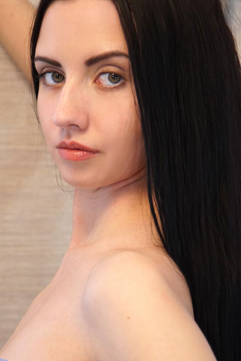 21P ロシアの美女ベロニカ・スネスナが小さなおっぱいを公開