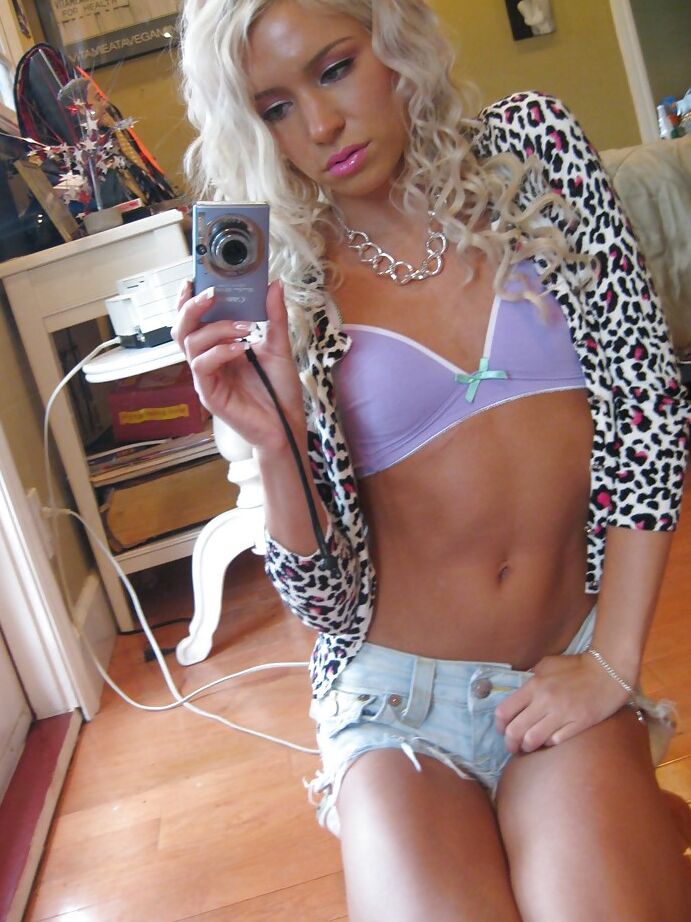 16P A jovem sexy Kacey Jordan mostra seu lindo rosto e peitos pequenos