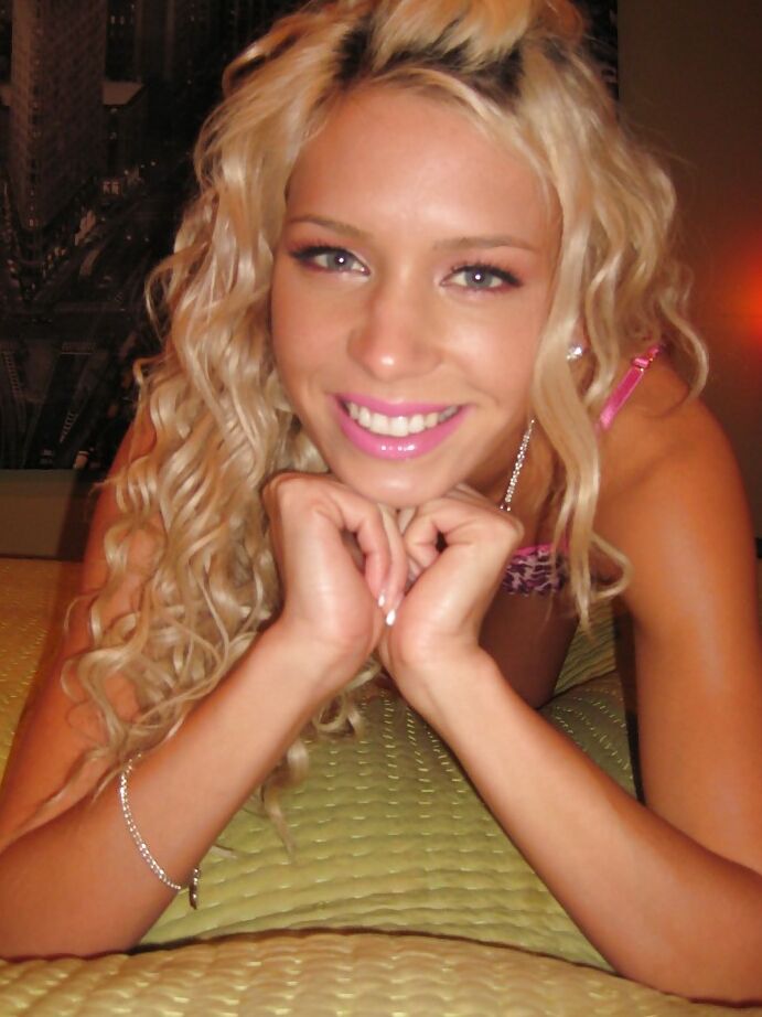 16P A jovem sexy Kacey Jordan mostra seu lindo rosto e peitos pequenos