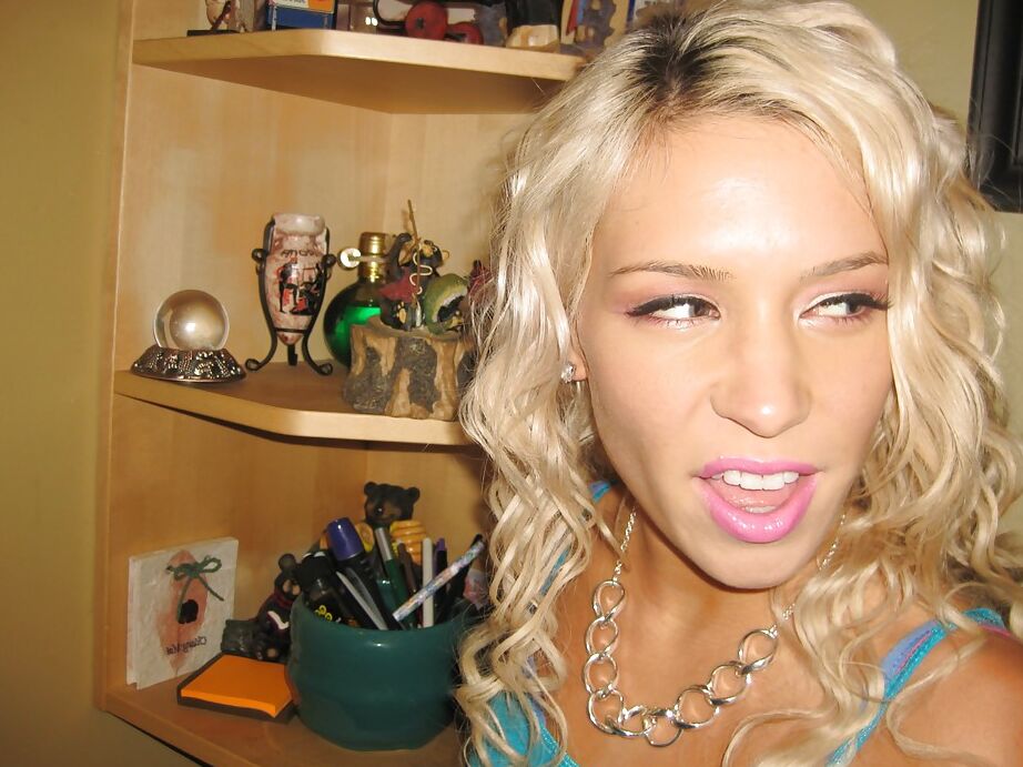 16P A jovem sexy Kacey Jordan mostra seu lindo rosto e peitos pequenos