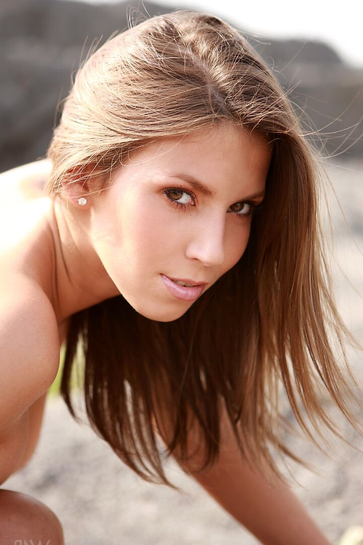 16P Hermosas modelos femeninas Lizzie totalmente desnudas en tierra reseca