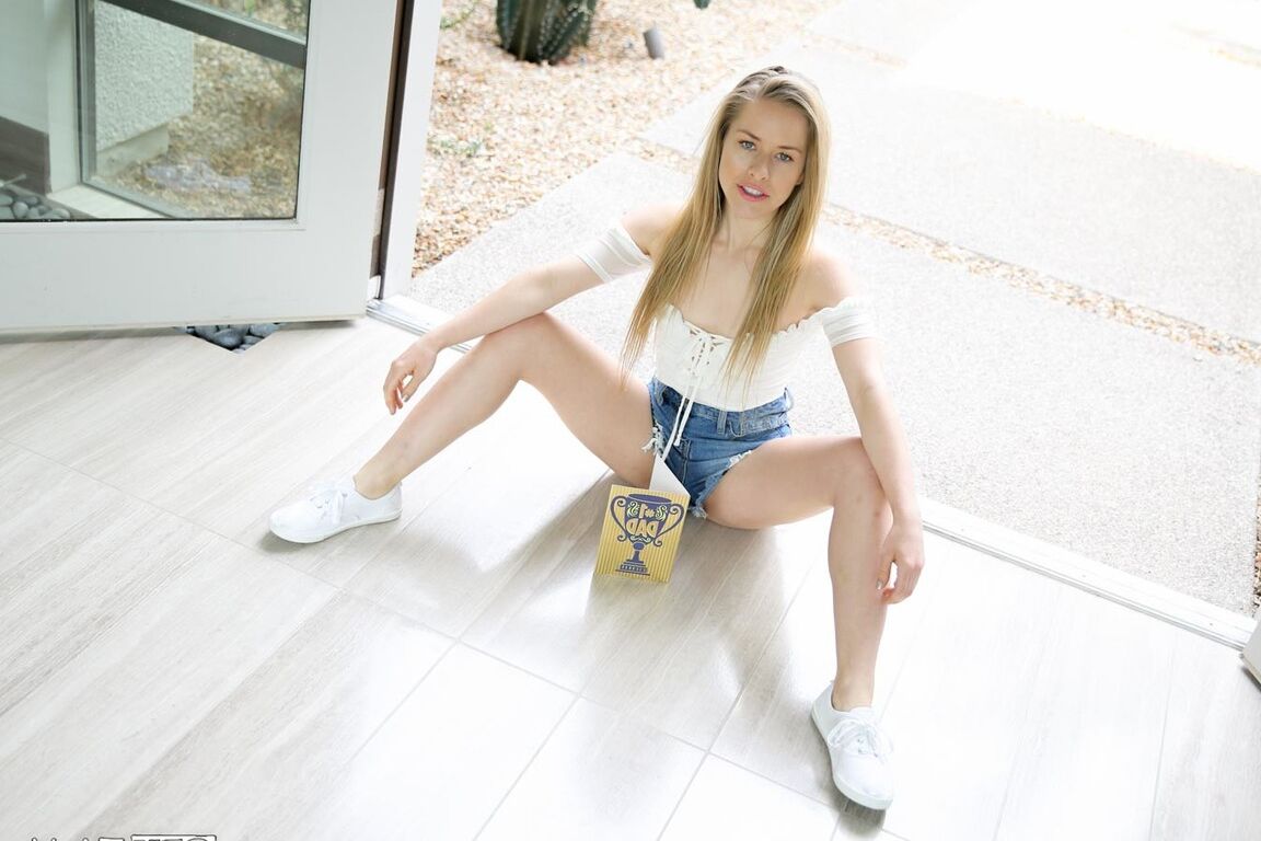 17P Petite adolescente Lilly Ford fode seu padrasto ao lado de sua mãe adormecida