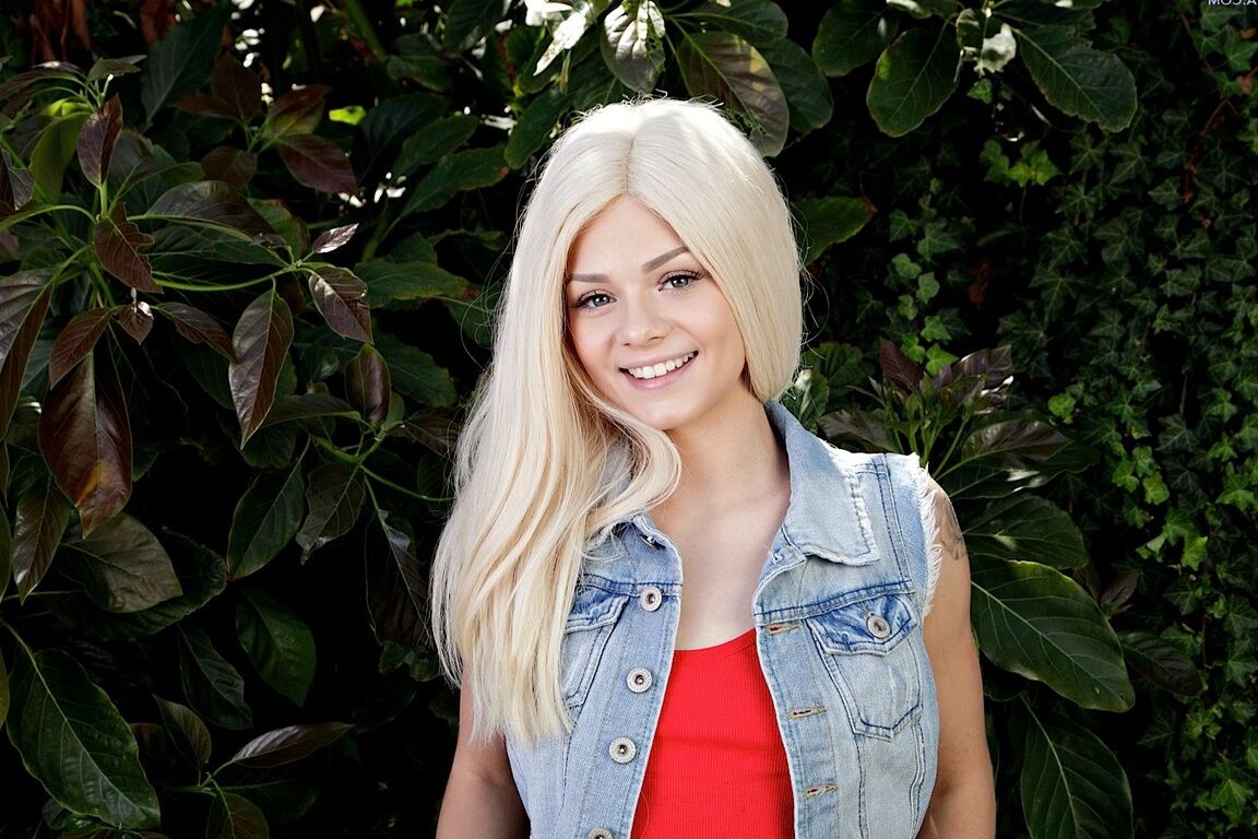 15P La linda rubia Elsa Jean se quita la ropa de mezclilla para posar desnuda en el jardín
