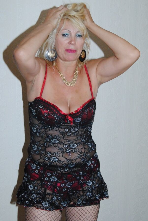 19P Loira Platina amadora mais velha liberta seus seios flácidos de lingerie sexy
