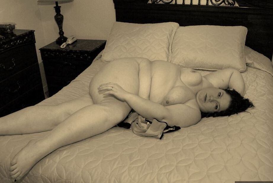 20P Amateur BBW Inked Oracle posa completamente desnuda encima de su cama