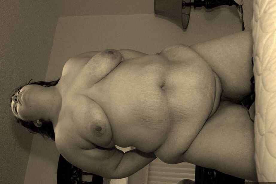 20P Amateur BBW Inked Oracle posa completamente desnuda encima de su cama