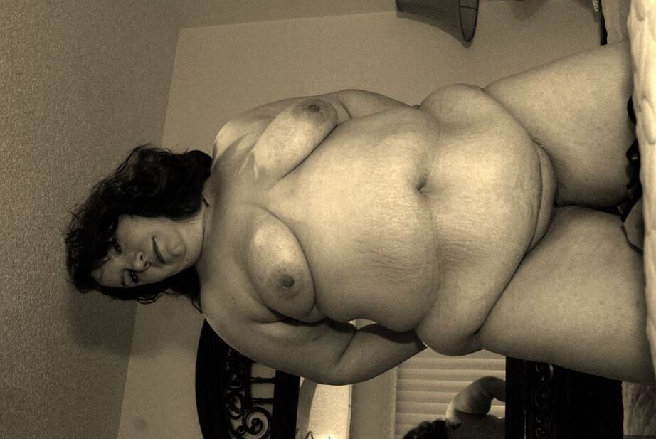 20P Amateur BBW Inked Oracle posa completamente desnuda encima de su cama
