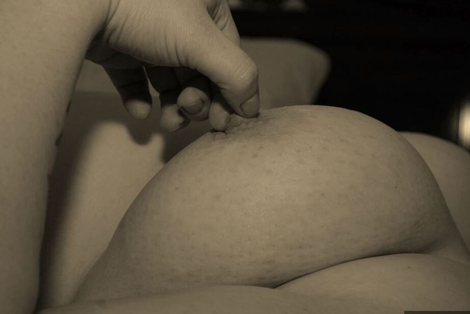 20P Amateur BBW Inked Oracle posa completamente desnuda encima de su cama