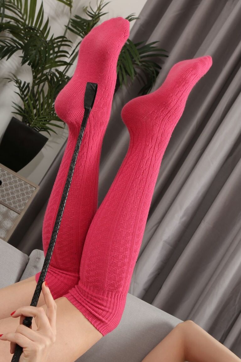 21P 小さなおっぱいのドミナ ジョセリンがピンクのパンティーを脱いで赤い靴下でポーズ