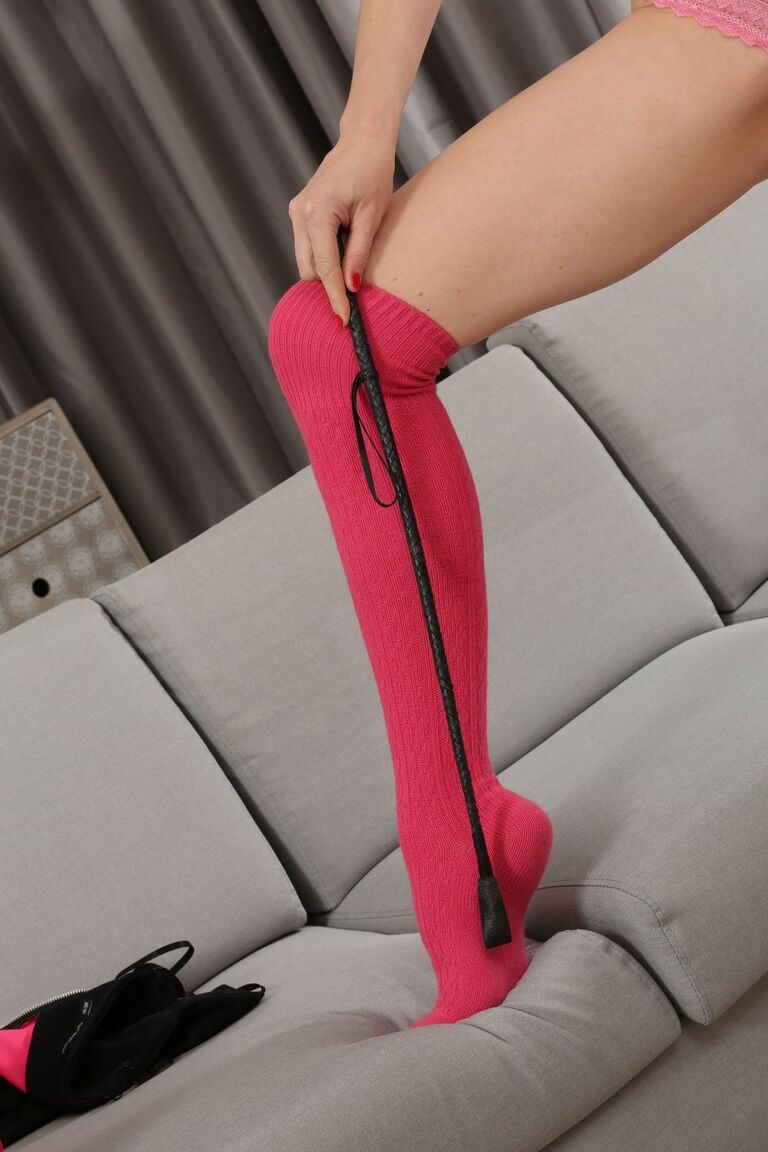 21P 小さなおっぱいのドミナ ジョセリンがピンクのパンティーを脱いで赤い靴下でポーズ