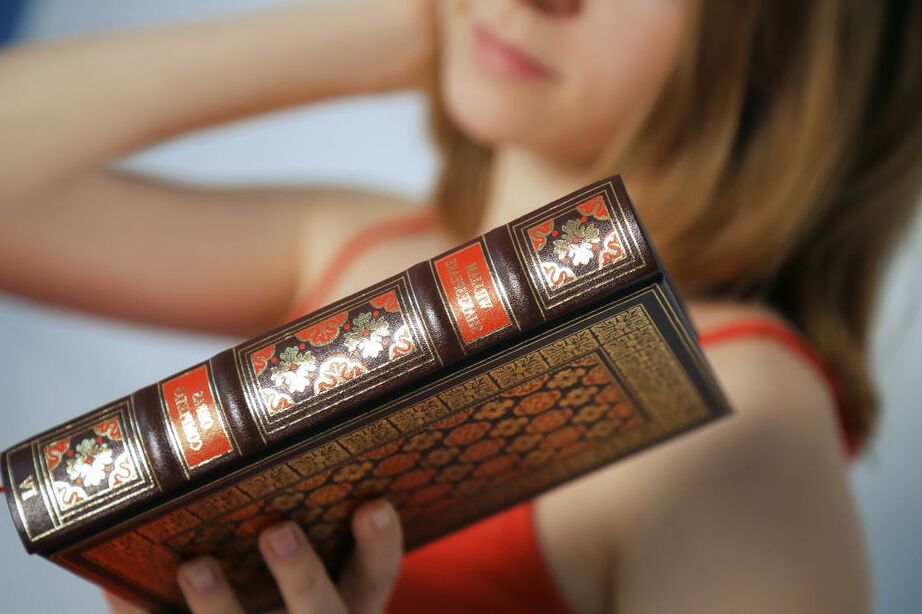 12P Der nette Teenager Shayla fingert sich nach dem Lesen auf ihrem Bett mit dem Finger