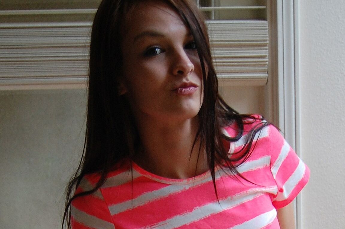 21P TNV Girls Dakota pela janela