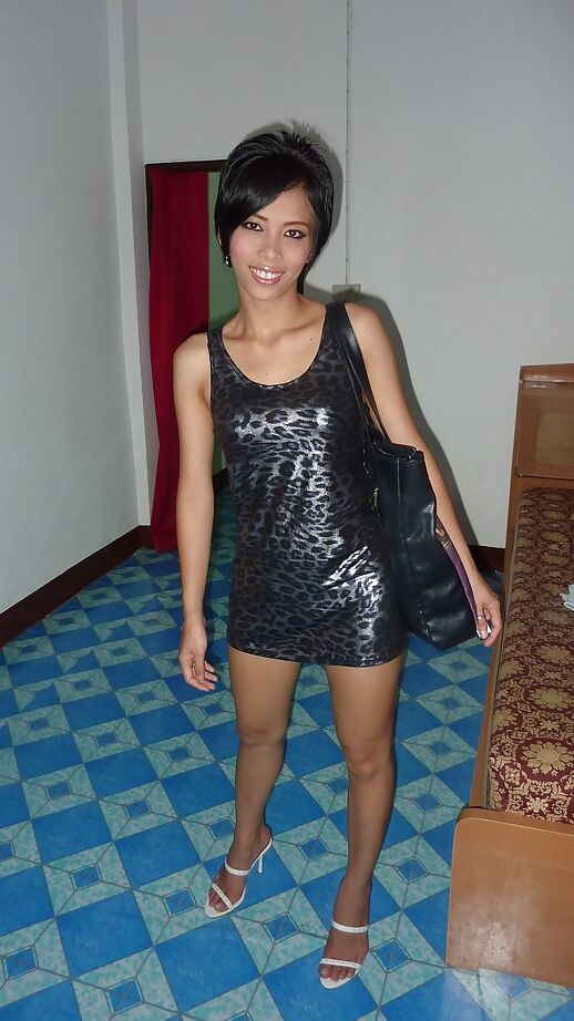 16P Atemberaubendes asiatisches Babe, das sein weißes Höschen und seinen sexy Arsch zur Schau stellt