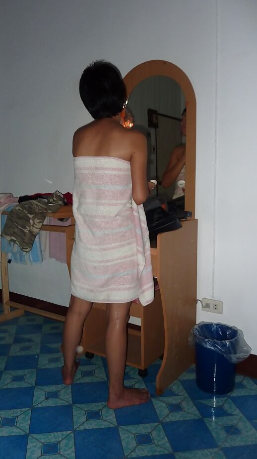 16P Atemberaubendes asiatisches Babe, das sein weißes Höschen und seinen sexy Arsch zur Schau stellt