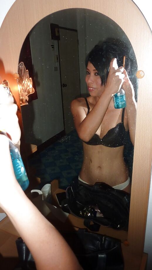 16P Atemberaubendes asiatisches Babe, das sein weißes Höschen und seinen sexy Arsch zur Schau stellt