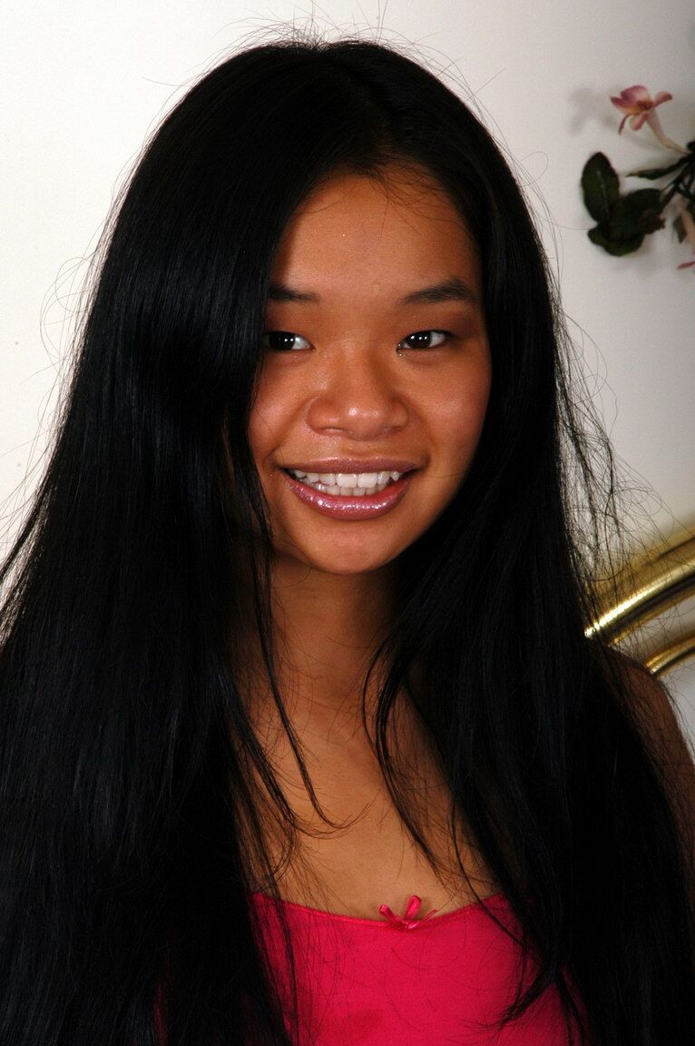 12P Adolescente asiática con cabello largo muestra bragas de algodón antes de masturbarse en una cama