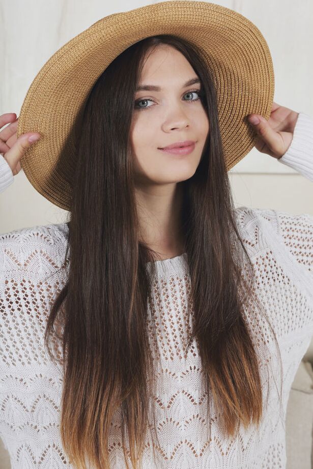 18P A doce adolescente Adriana Fawn fica completamente nua durante um caso solo