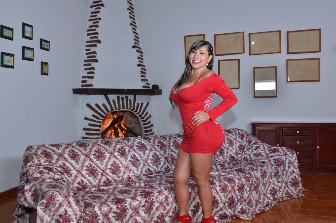 21P Colombian bimbo Sandra lifts dress up and shows her huge round booty