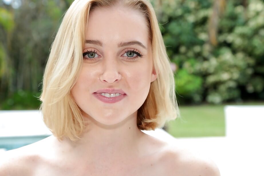 16P A pequena adolescente loira Chloe Couture revelando peitos minúsculos enquanto se despe