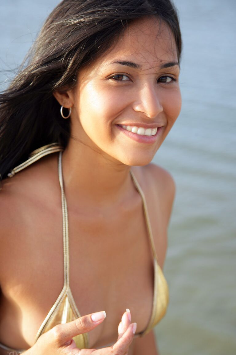 21P Die süße, schlanke, brünette Teenagerin Ruth Medina posiert nackt im seichten Wasser