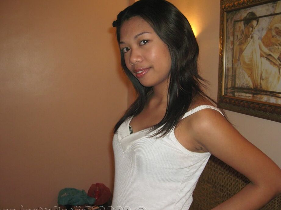 Bianca, amateur de Pinay 18P, se déshabille pour une séance photo nue en solo sur un lit.