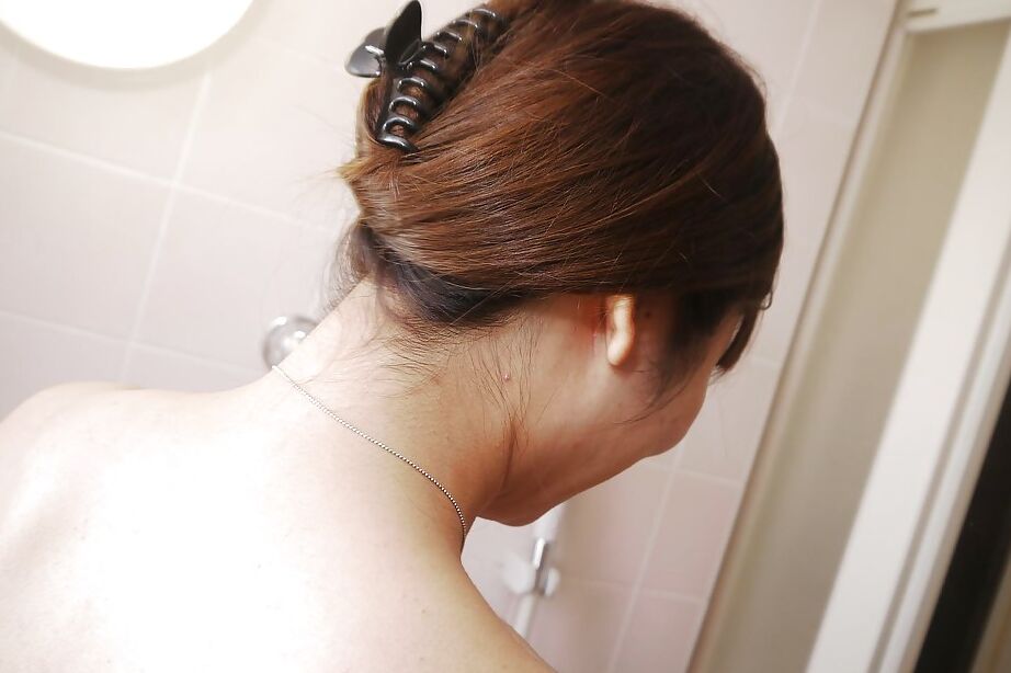 16P La beauté asiatique maigre Ayame Yashiro prend un bain et joue avec le cul