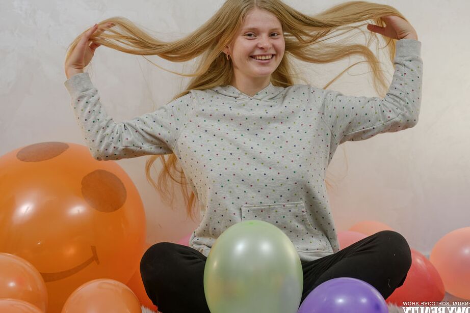 20P Das jung aussehende Mädchen Agust D zieht sich inmitten eines Haufens Luftballons völlig aus
