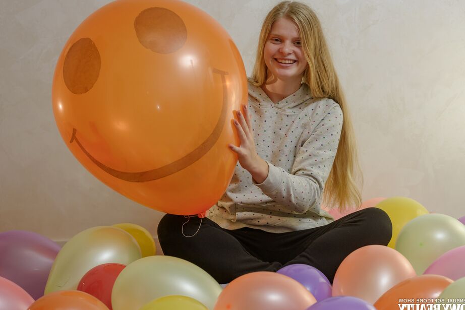 20P Das jung aussehende Mädchen Agust D zieht sich inmitten eines Haufens Luftballons völlig aus