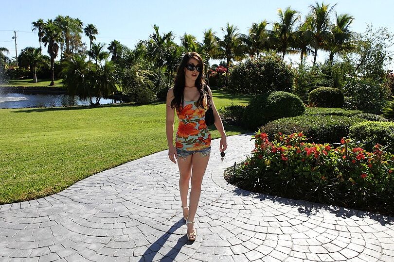 16P Das glühende Babe Jennifer White zieht ihre Shorts aus und fickt sich selbst mit den Fingern