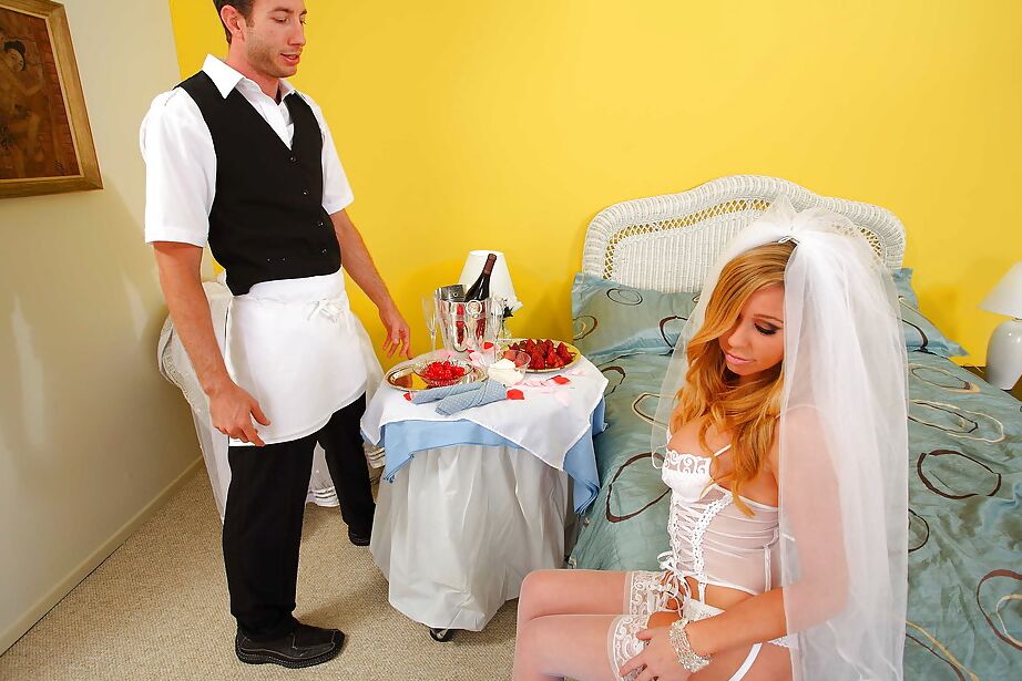 16P Femme de ménage sexy en lingerie et bas en dentelle Brynn Tyler baisée salement
