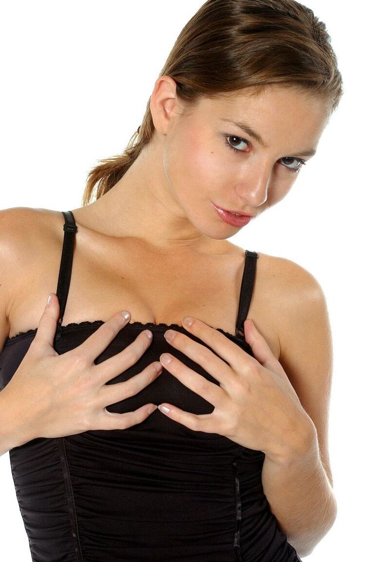 17P La hermosa chica solitaria Paloma descubre su cuerpo adolescente mientras se desnuda