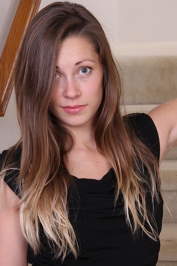 15P La amateur erótica Candice Ferguson se quita el vestido negro para abrir el coño flaco