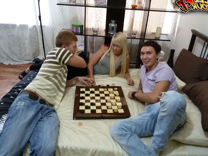 16P Junge Blondine hat Sex mit einem anderen Jungen, nachdem ihr Freund ein Schachspiel verloren hat