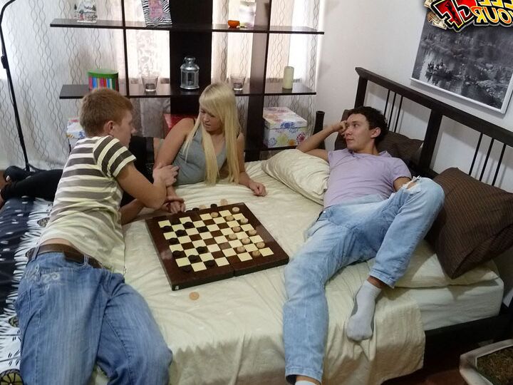 16P Junge Blondine hat Sex mit einem anderen Jungen, nachdem ihr Freund ein Schachspiel verloren hat