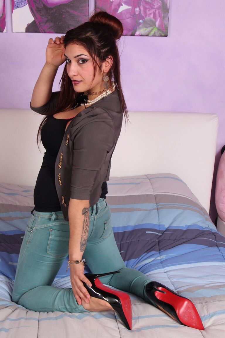 12P A garota gostosa Sharon libera seus lindos pés com saltos com sola vermelha em uma cama