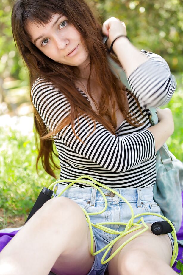 16P La sexy adolescente amater Alexa está lista para quitarse las bragas rojas
