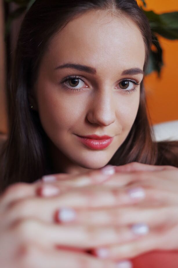 Das 18-jährige Teenie-Model Valensia zeigt ihre schöne Muschi und ihren engen Arsch in roten Strümpfen