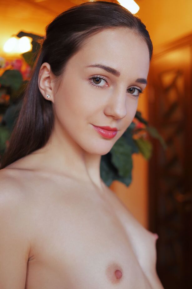 Das 18-jährige Teenie-Model Valensia zeigt ihre schöne Muschi und ihren engen Arsch in roten Strümpfen
