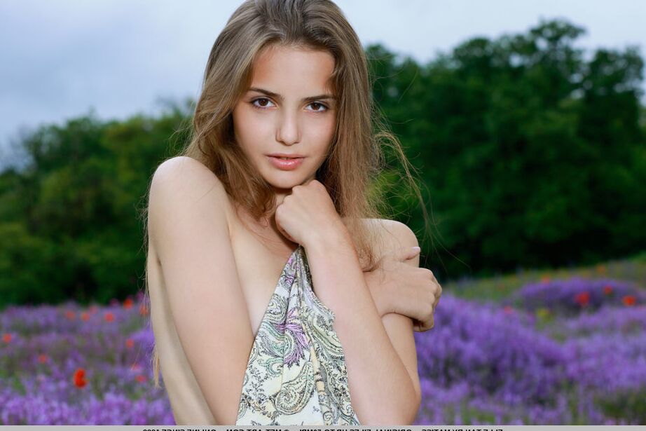 18P Elle Tan, adolescente solo, dévoile sa silhouette élancée devant des fleurs sauvages