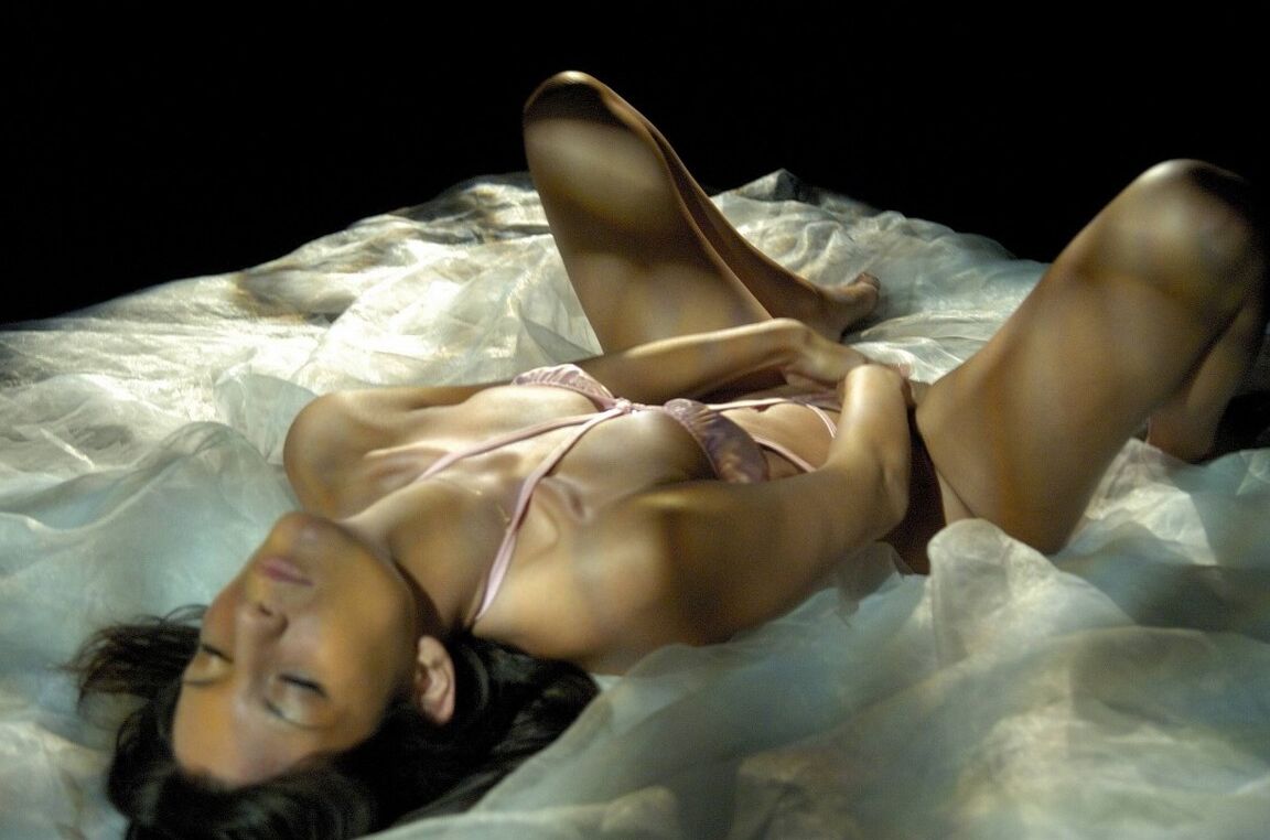 15P In a pure and virginal veil, it is Ilona you in his tender intimacy