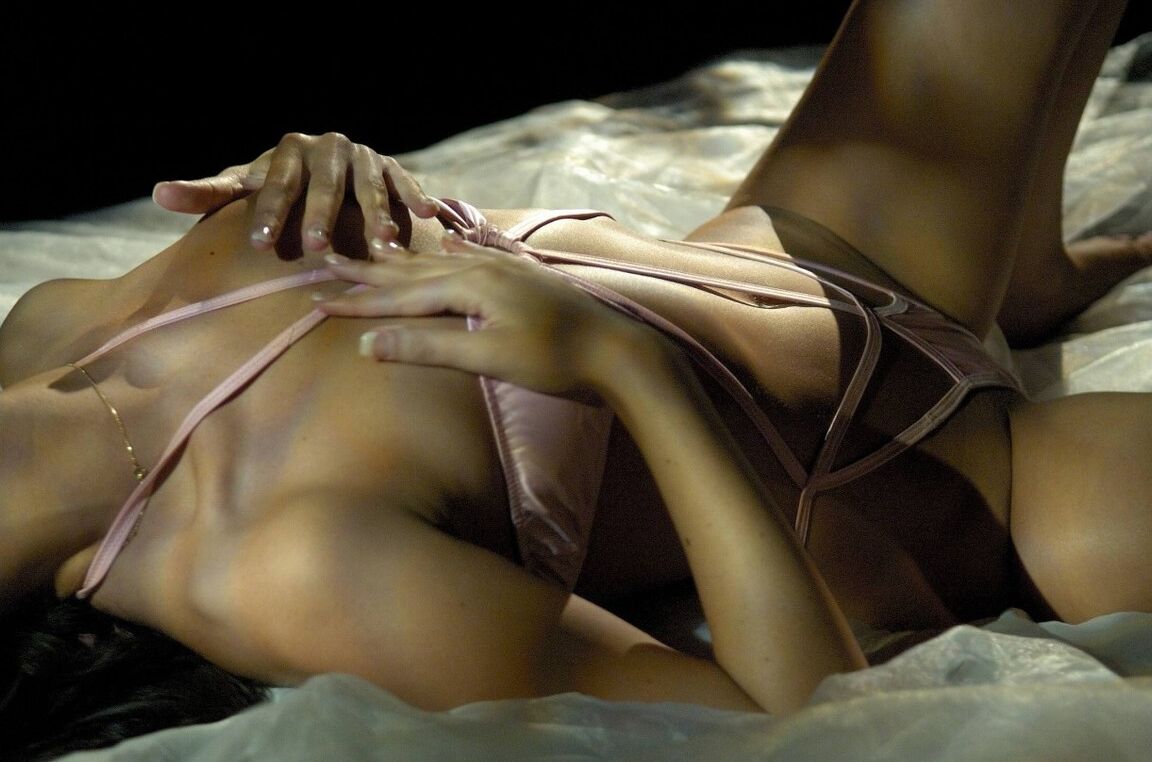 15P In a pure and virginal veil, it is Ilona you in his tender intimacy